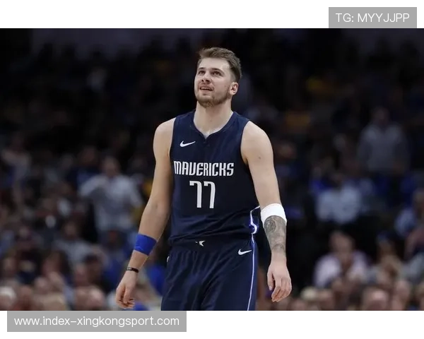 独行侠东契奇节奏变化晃开防守者轻松得分：篮球场上的时间掌控与训练哲学